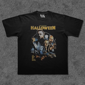 Könnte beinhalten: Ein schwarzes Kurzarm-T-Shirt mit einem Grafikdruck aus John Carpenters Halloween. Das Design zeigt den Filmtitel in Gelb, eine Collage aus Charakteren, ein Haus, ein Auto und den Text The Night He Came Home! in gelber Schrift.