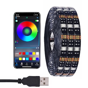 以下が含まれることがあります： スマートフォンは、LEDストリップライトを制御するためのカラーホイールインターフェースを表示しています。黒いLEDストリップライトのロールが電話の隣にあります。USBケーブルが画像の下部にあります。