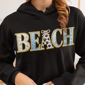 Vacaciones en la playa con coquetas PNG, Diseño de camiseta con perlas florales costeras, Patchwork de conchas marinas azules PNG, Vida playera PNG, Perla coqueta oceánica de moda