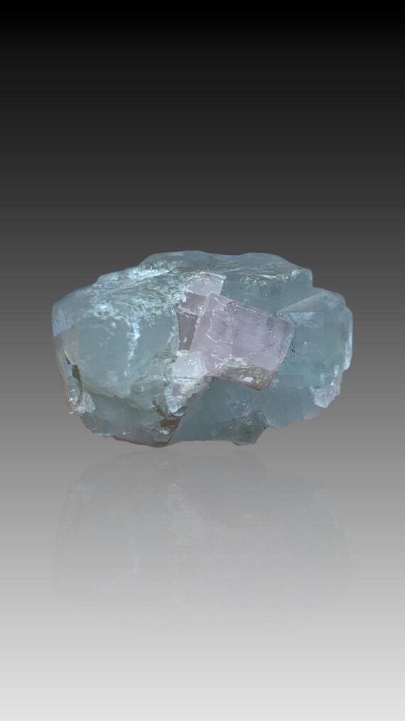 パキスタンのスカルドゥ産、ブルーアクアマリンとピンクアパタイトの