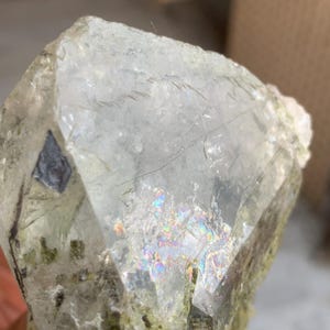 Kvartskristall med flera punkter som har epidotkristaller kombinerade och epidot/klorinneslutningar med skarp lyster från Skardu Pakistan