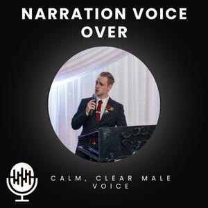 Op de afbeelding: Een man in een zwart pak en rode stropdas spreekt in een microfoon, omlijst in een witte cirkel tegen een zwarte achtergrond. Tekst bovenaan luidt "NARRATION VOICE OVER", en onderaan "CALM, CLEAR MALE VOICE" met een microfoongrafiek.