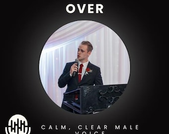 Könnte beinhalten: Ein Mann in einem schwarzen Anzug und roter Krawatte spricht in ein Mikrofon, eingerahmt in einem weißen Kreis vor schwarzem Hintergrund. Der Text oben lautet "NARRATION VOICE OVER", und unten "CALM, CLEAR MALE VOICE" mit einer Mikrofon-Grafik.