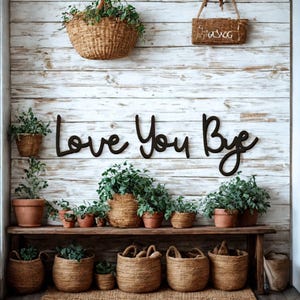 Träskylt med texten "Hej då, älskar dig" – Minimalistisk väggkonst – Citatskylt ovanför dörren – Modern träväggdekoration i hallen eller entrén