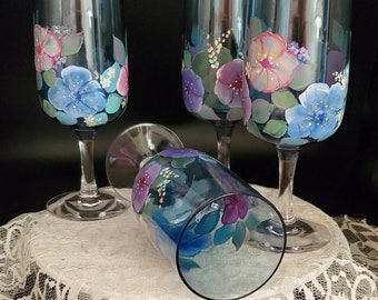 Set of 2 or 4 painted vintage champagne flute glasses with flowers, Blue cup flutes with multicolored flowers, gifts for mom, wedding gift