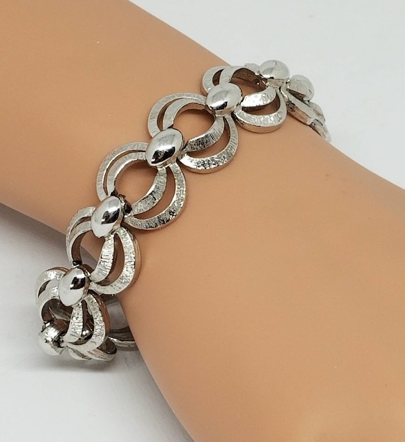 Monet signed Vintage Art Deco bracelet, fashionable silver plated large smooth and textured loops with safety chain, gifts for her, vintage image 1