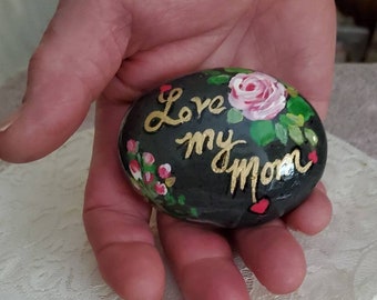 Piedra pintada "Amo a mi mamá": Rosas acrílicas, regalo de recuerdo