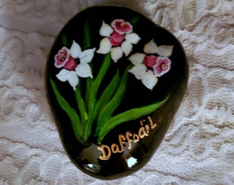 Painted daffodils on natural rock, handpainted black background and white daffodils, pretty floral paperweight, gifts for her, gifts for mom