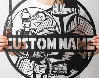 Może przedstawiać: Czarny metalowy znak z szczegółową ilustracją postaci z popularnej serii science fiction, z napisem "CUSTOM NAME" pośrodku. Znak jest okrągły i zawiera inne postacie z serii.