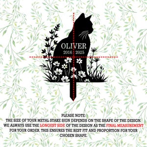Puede incluir: Estaca de jard&iacute;n de metal negro con silueta de gato con el nombre "Oliver" y las fechas "2016-2025". El gato est&aacute; rodeado de dise&ntilde;os florales y vegetales. La estaca tiene una punta para facilitar su colocaci&oacute;n.