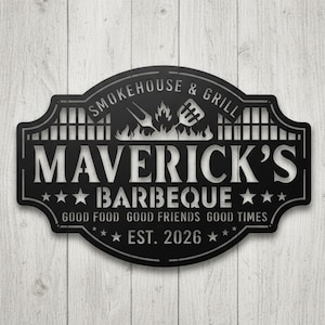 Könnte beinhalten: Schwarzes Metallschild mit den Worten "SMOKEHOUSE & GRILL" und "MAVERICK'S BARBEQUE" mit Sternen und dem Text "GOOD FOOD GOOD FRIENDS GOOD TIMES EST. 2026". Das Schild zeigt einen Grill, Flammen und Utensilien.