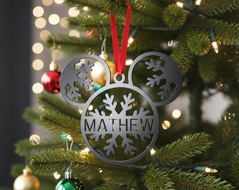 Gepersonaliseerde Mickey-ornament, Disney-kerstcadeau, aangepast metalen sneeuwvloknaamplaatje, Disney-fan vakantiedecor, lasergesneden familieaandenken