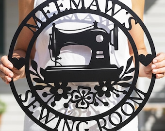 Meemaws skylt till syrummet | Anpassad metalldekoration, present till mamma, mormor | Personlig dörrhängare till sömmerska, studio | Gåva till pysselrummet