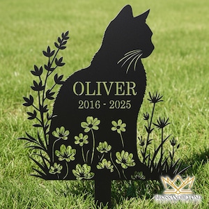 Könnte beinhalten: Schwarzer Metall-Gartenstecker mit Katzensilhouette, dem Namen "OLIVER" und den Daten "2016-2025" ausgeschnitten. Die Katze ist von floralen und pflanzlichen Ausschnitten umgeben, mit einem Logo unten.