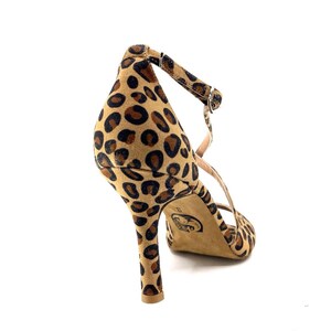 K&ouml;nnte beinhalten: High-Heel-Sandale mit Leopardenmuster. Der Schuh hat einen schmalen Absatz, einen Kn&ouml;chelriemen und einen Riemen &uuml;ber den Zehen. Die Farbpalette umfasst Braunt&ouml;ne und Schwarz.