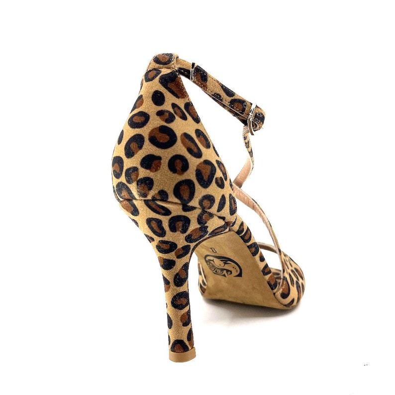 K&ouml;nnte beinhalten: High-Heel-Sandale mit Leopardenmuster. Der Schuh hat einen schmalen Absatz, einen Kn&ouml;chelriemen und einen Riemen &uuml;ber den Zehen. Die Farbpalette umfasst Braunt&ouml;ne und Schwarz.