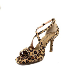 K&ouml;nnte beinhalten: Offene High-Heel-Sandale mit Leopardenmuster. Der Schuh hat einen d&uuml;nnen Kn&ouml;chelriemen und gekreuzte Riemen &uuml;ber dem Fu&szlig;. Der Absatz ist etwa 10 cm hoch.
