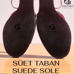 K&ouml;nnte beinhalten: Nahaufnahme der Wildledersohlen von zwei High Heels. Die Sohlen sind dunkelbraun mit dem Markennamen "GELTONY" und einem Logo. Der Text "S&Uuml;ET TABAN SUEDE SOLE" ist unten aufgedruckt.