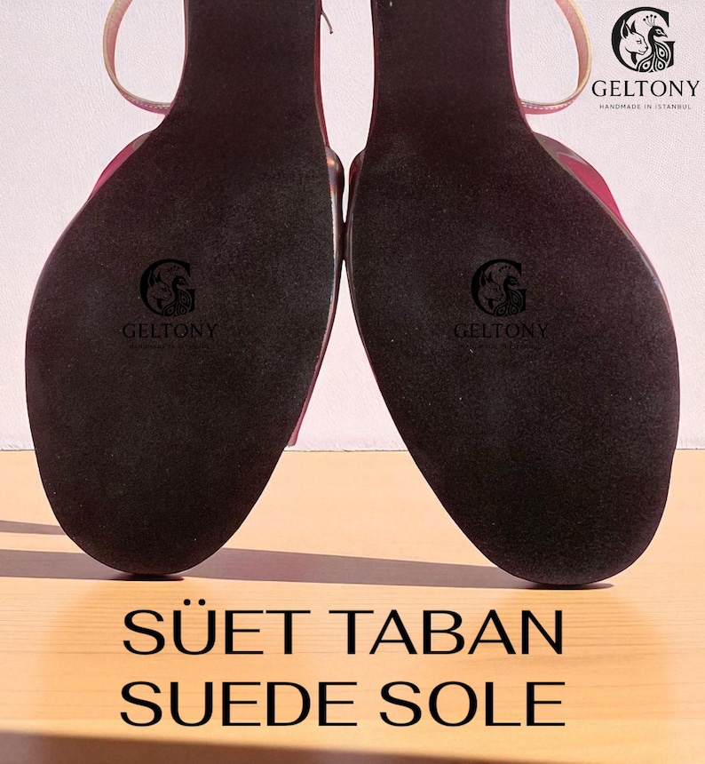 K&ouml;nnte beinhalten: Nahaufnahme der Wildledersohlen von zwei High Heels. Die Sohlen sind dunkelbraun mit dem Markennamen "GELTONY" und einem Logo. Der Text "S&Uuml;ET TABAN SUEDE SOLE" ist unten aufgedruckt.