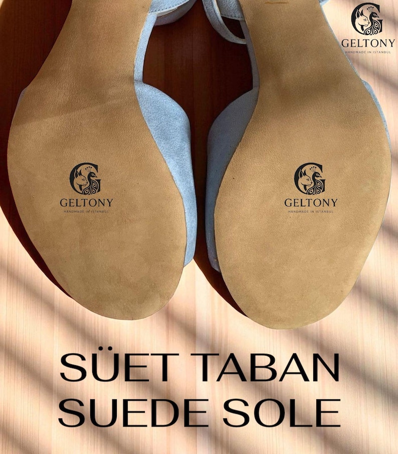K&ouml;nnte beinhalten: Hellblaue Wildleder-High-Heel-Sandalen mit hellbraunen Sohlen. Die Sohlen tragen das "GELTONY"-Logo. Der Text "S&Uuml;ET TABAN SUEDE SOLE" ist unten im Bild in Schwarz dargestellt.