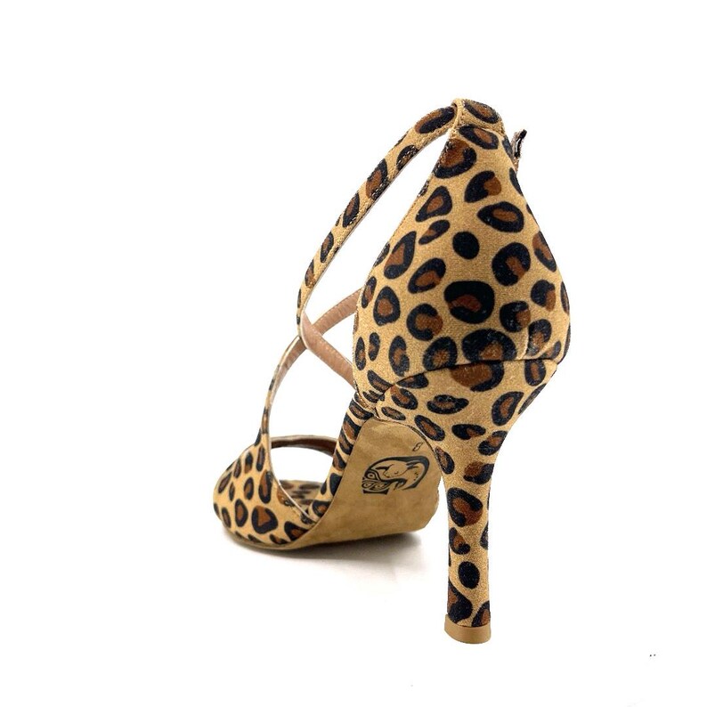 K&ouml;nnte beinhalten: High-Heel-Sandale mit Leopardenmuster. Der offene Schuh hat einen d&uuml;nnen Kn&ouml;chelriemen und mehrere Riemen &uuml;ber dem Fu&szlig;. Der Absatz ist etwa 10 cm hoch. Der Schuh ist beige mit braunen Flecken.