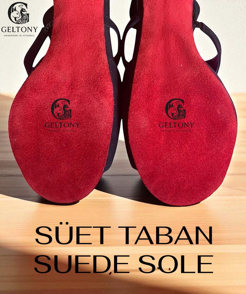 K&ouml;nnte beinhalten: Nahaufnahme von schwarzen High Heels mit leuchtend roten Wildledersohlen. Die Sohlen zeigen das "GELTONY"-Logo. Der Text "SUEDE SOLE" ist unten im Bild zu sehen.