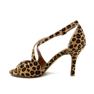 K&ouml;nnte beinhalten: High-Heel-Sandalen mit Leopardenmuster. Der offene Schuh hat einen d&uuml;nnen Kn&ouml;chelriemen und einen Stiletto-Absatz. Das Obermaterial ist beige mit braunen Flecken. Die Absatzh&ouml;he betr&auml;gt ca. 7,6 cm.