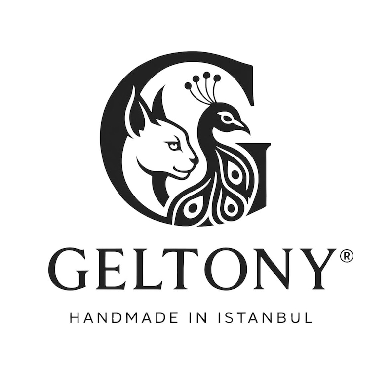 K&ouml;nnte beinhalten: Schwarz-wei&szlig;es Logo mit einem Pfau und einer katzenartigen Figur in einem 'G'. Darunter steht das Wort 'GELTONY', darunter 'HANDMADE IN ISTANBUL', was auf den Ursprung des Produkts hinweist.