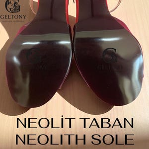 K&ouml;nnte beinhalten: Nahaufnahme der Sohlen von zwei roten High Heels. Die Sohlen sind dunkelburgunderfarben mit dem Markennamen "GELTONY" und einem Logo. Der Text "NEOLIT TABAN NEOLITH SOLE" ist unten in Wei&szlig; gedruckt.
