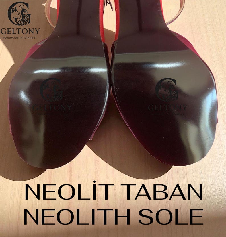 K&ouml;nnte beinhalten: Nahaufnahme der Sohlen von zwei roten High Heels. Die Sohlen sind dunkelburgunderfarben mit dem Markennamen "GELTONY" und einem Logo. Der Text "NEOLIT TABAN NEOLITH SOLE" ist unten in Wei&szlig; gedruckt.