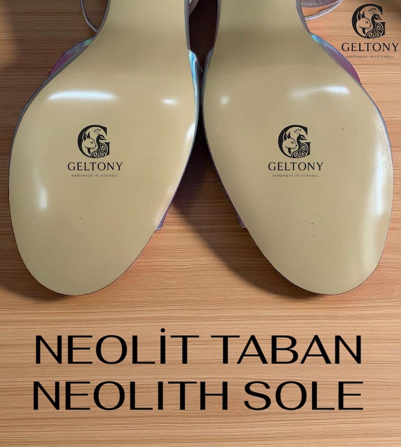 K&ouml;nnte beinhalten: Nahaufnahme der Sohlen von zwei High-Heels. Die Sohlen sind hellbeige mit dem Markennamen "GELTONY" und "HANDMADE IN ISTANBUL" aufgedruckt. Der Text "NEOLITH SOLE" ist ebenfalls sichtbar.