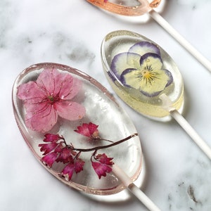 Oval Pressed Flower Lollipop - Spring Bridal Shower Essentials - Floral Theme Lollipop  - Lovers Sweet Treat - Flower Lollipop for Easter.