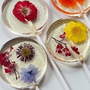 LOLLIPOPS WITH PRESSED EDIBLE FLOWERS