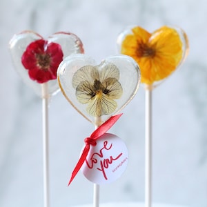 Edible Flower Lollipops: Heart Shaped Botanical Party Favors