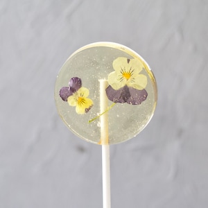 Viola Pansy Flower Lollipops Bridal Party Favors Edible Flower Lollipop Gourmet Gift Flower Theme Event Botanical Candy 8 PCS image 3