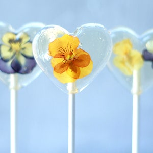 Viola Pansy Heart Lollipops - Bridal Party Favors - Edible Flowers - Romantic Gift - Valentines ideas - Boho Wedding - Flower Theme Event