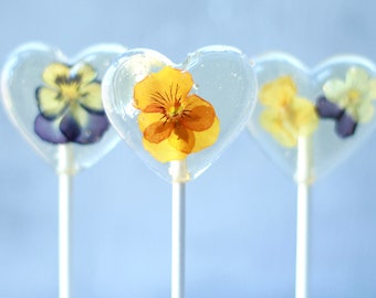 Viola Pansy Heart Lollipops - Bridal Party Favors - Edible Flowers - Romantic Gift - Valentines ideas - Boho Wedding - Flower Theme Event