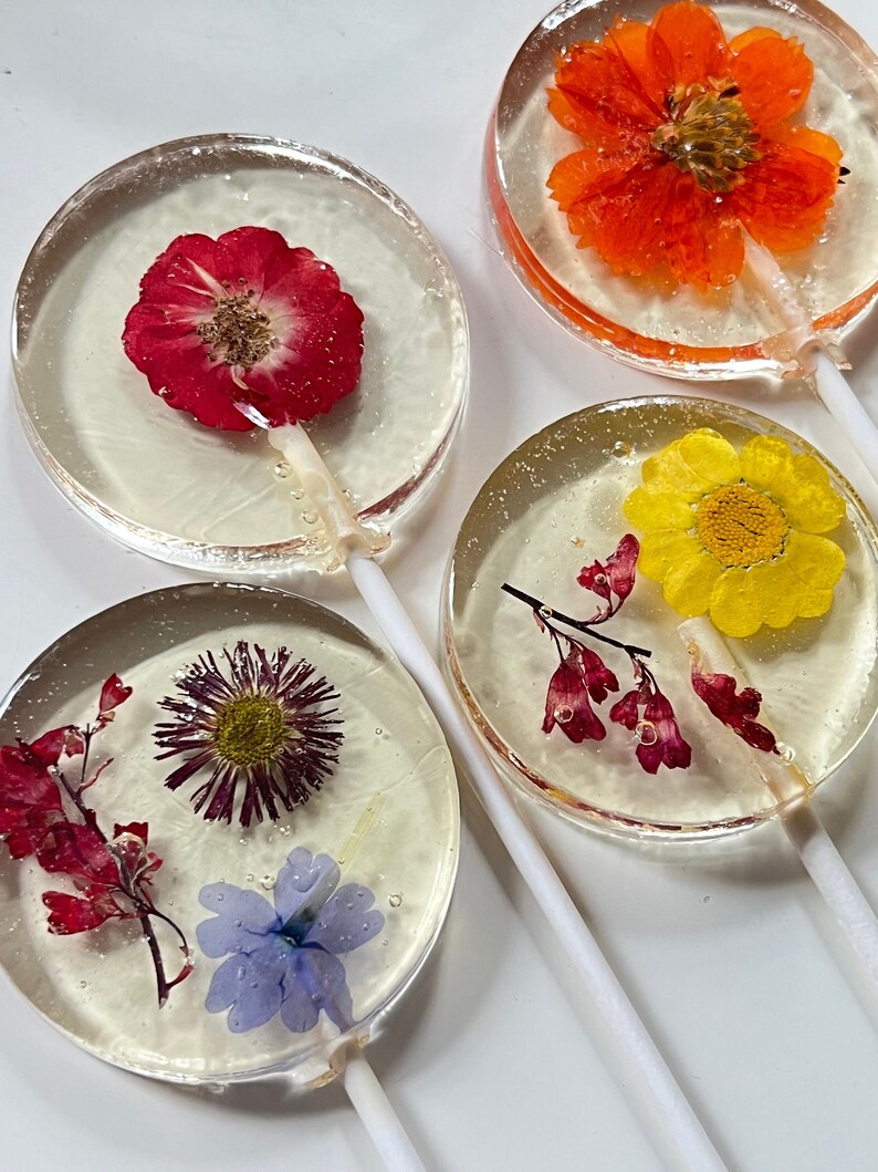 LOLLIPOPS WITH PRESSED EDIBLE FLOWERS
