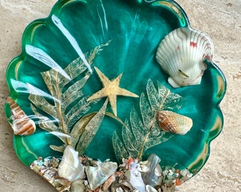 Vintage Lucite Shell Shaped Soap Dish with Sea Shell Design, Kitschy Bathroom