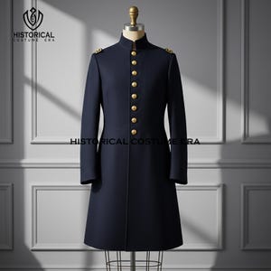 Op de afbeelding: Een marineblauwe jas in militaire stijl met gouden knopen en schouderaccenten. De jas heeft een hoge kraag en lange mouwen. De woorden "HISTORICAL COSTUME ERA" zijn op de jas gedrukt.