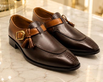Herrloafers i tvåfärgat läder med tofsar – Lyxiga slip-on-loafers med spänne, formella skor, bröllopsskor