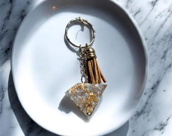 Pyramidenförmiger Schlüsselanhänger aus goldenem Harz – Hypnotische Lichteffekte, luxuriöses Flair, handgefertigt zum Verlieben