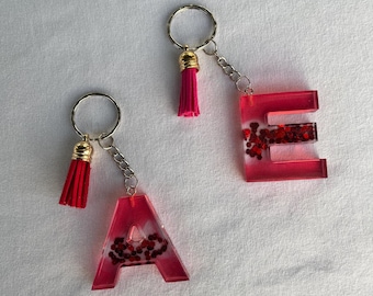 Roter Buchstaben-Schlüsselanhänger aus Harz mit Glitzer | Handgefertigter Schlüsselanhänger mit Initialen | Personalisiertes Geschenk | Alphabet und Zahlen erhältlich