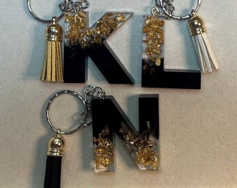 Personalisierter Buchstaben-Schlüsselanhänger aus Harz mit Goldflocken und türkisfarbenen Steinen / Personalisiertes Initial-Schlüsselring-Geschenk für Sie, Ihn, Freunde