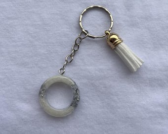Kreis-Schlüsselanhänger aus Harz mit Silberfolie | Handgefertigter minimalistischer Schlüsselanhänger | Elegantes Geschenk | Funktionelles Fingerring-Design