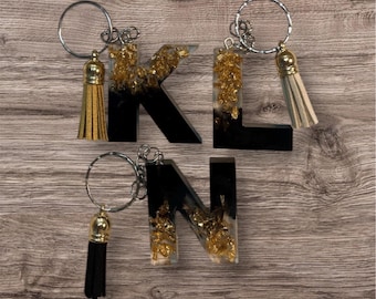 Personalisierter Schlüsselanhänger aus Kunstharz mit Buchstaben – Schwarz & Gold • Personalisierter Anfangsbuchstabe • Handgefertigtes Geschenk