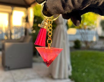 Roter Pyramiden-Schlüsselanhänger aus Kunstharz mit Herzglitzer | Handgefertigter Anhänger aus Kunstharz | Einzigartige Geschenkidee | Nur in dieser Farbe erhältlich