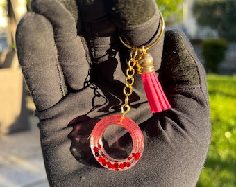 Roter Schlüsselanhänger aus Kunstharz mit Glitzerherzen | Handgefertigter Ring-Schlüsselanhänger | Einzigartiges Geschenk | Elegantes und funktionales Design