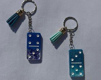 Domino Resin Schlüsselanhänger – Handgefertigter Würfel-Schlüsselring, individuelle Nummer & Farbe, Glitzer Domino Charm Geschenk
