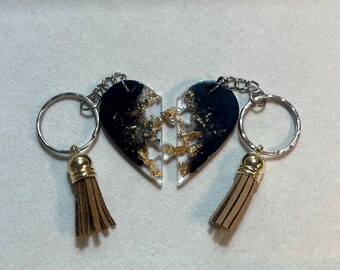 Schlüsselanhänger-Set aus Harz mit gebrochenem Herzen – Schwarze und goldene Paar-Schlüsselanhänger, passendes Freundschaftsgeschenk, handgemachtes Jubiläumsgeschenk